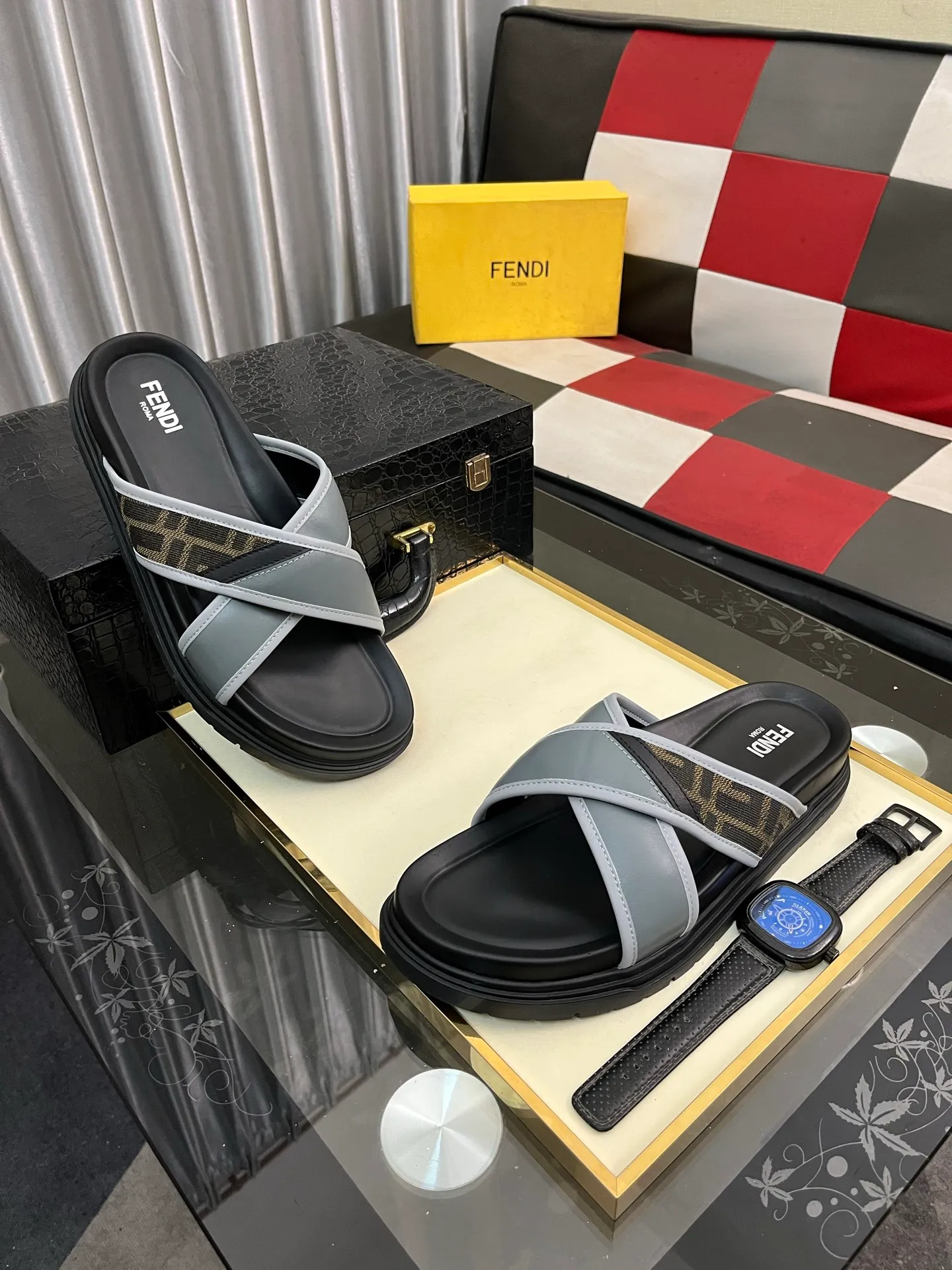 Men's men's shoes💰320⌚️⌚️FENDI Fendi slippers and sandals are shipped💄How can this summer be without the blessing of little monsters💄Original imported special hardware decorative pattern➕Original private model outsole! Details determine success or failure, good quality is not afraid of magnifying details! It feels super comfortable on your feet! This summer you need a pair of trendy, cool and comfortable sandals👣 Standard size: 38-443️⃣Colors available